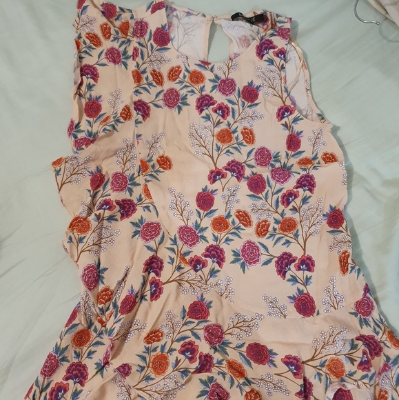 Basque size 6 floral sleeveless top with ruffle side detailing NWOT - Picture 3 of 6